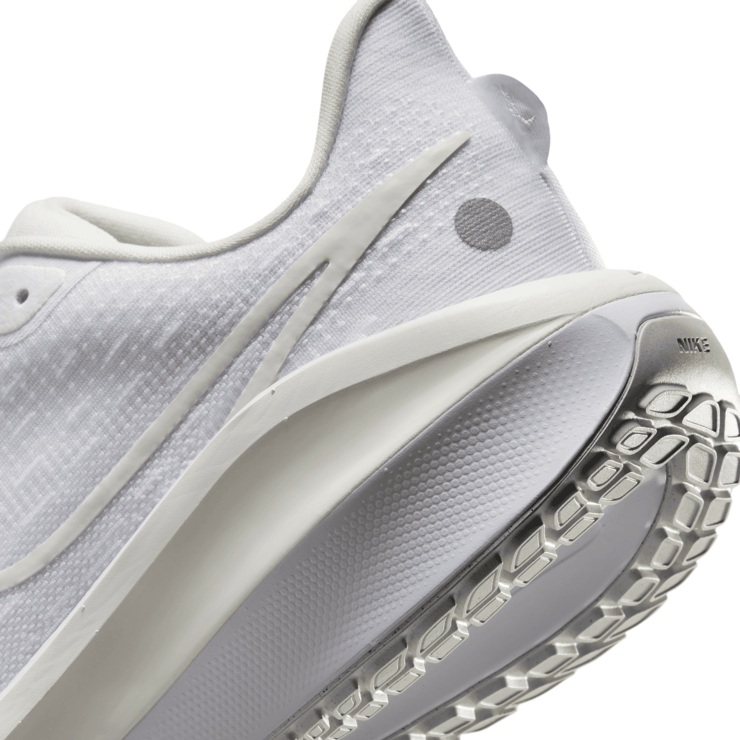 Nike Vomero 17 Road (Extra Wide) Angle 4