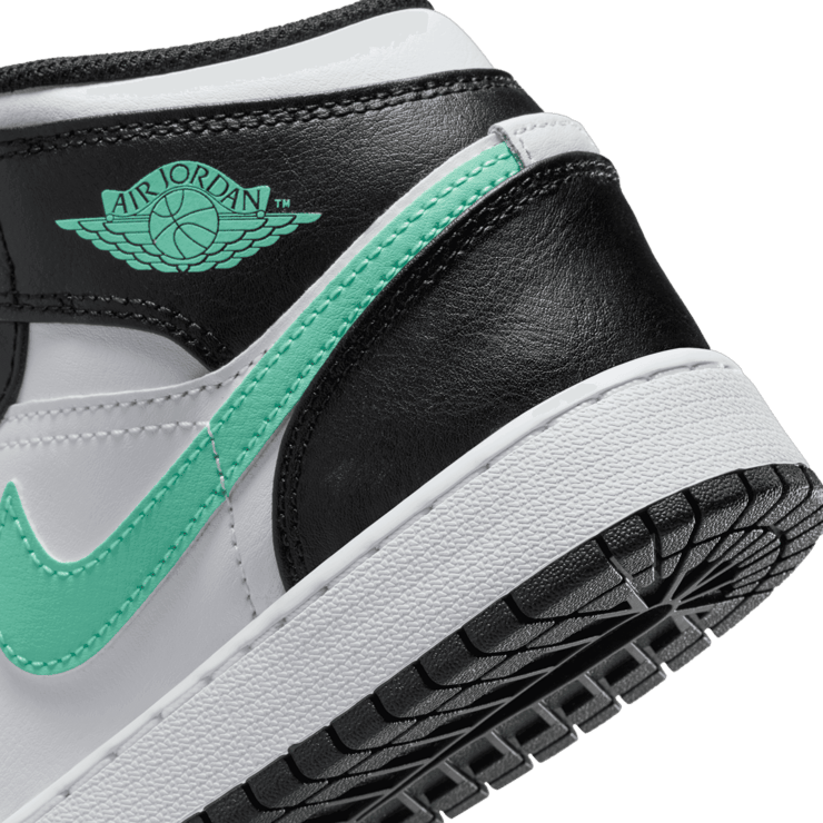 Air Jordan 1 Mid (GS) Angle 5