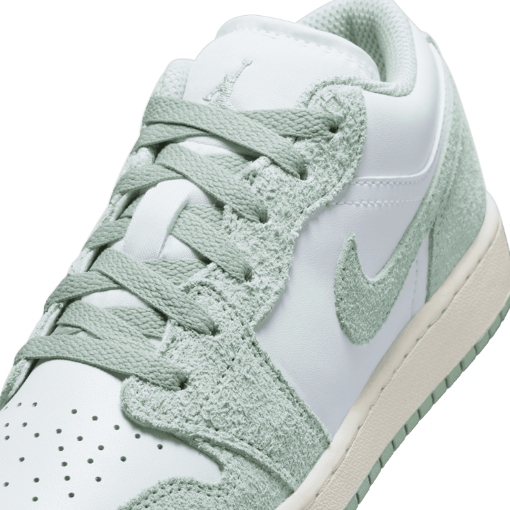 Air Jordan 1 Low SE 'Seafoam' (GS) Angle 4