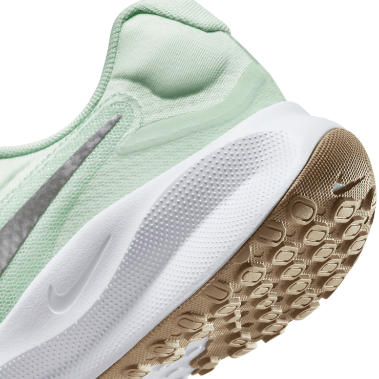Nike Revolution 7 Road Angle 4