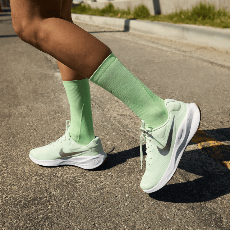 Nike Revolution 7 Road Angle 5