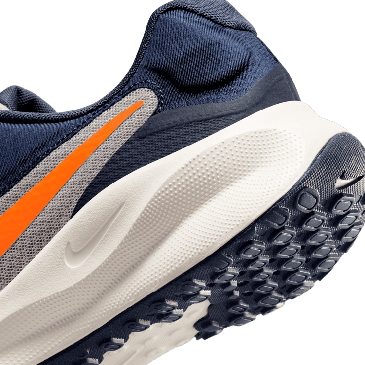 Nike Revolution 7 Road Angle 6