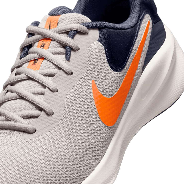 Nike Revolution 7 Road Angle 5