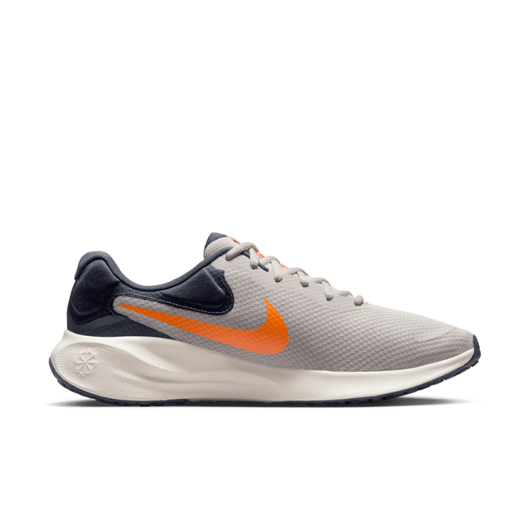 Nike Revolution 7 Road Angle 1