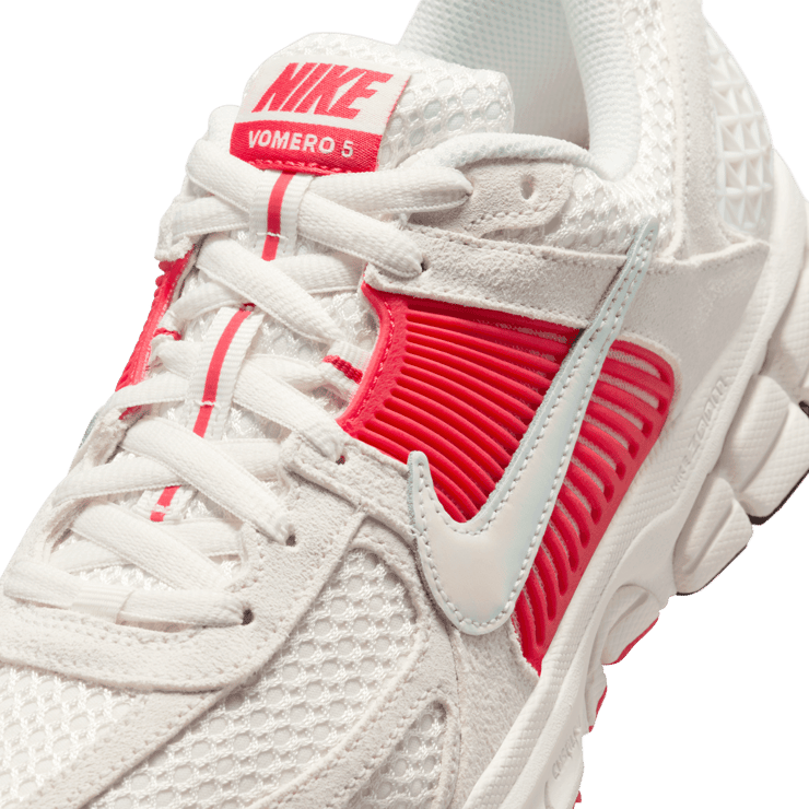 Nike Zoom Vomero 5 Iridescent (W) Angle 4