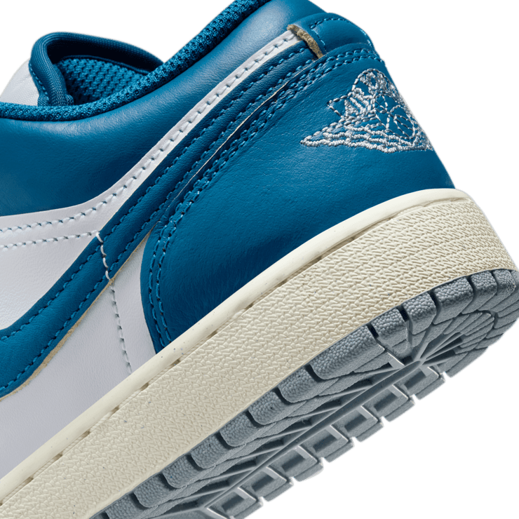 Air Jordan 1 Low SE Industrial Blue (GS) Angle 5