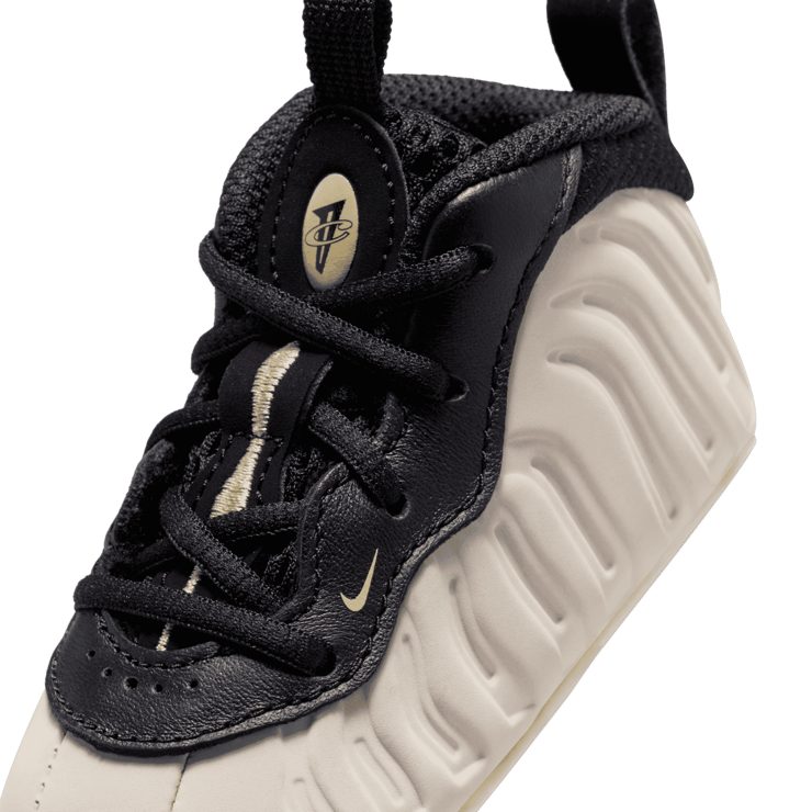 Nike Posite One Angle 4