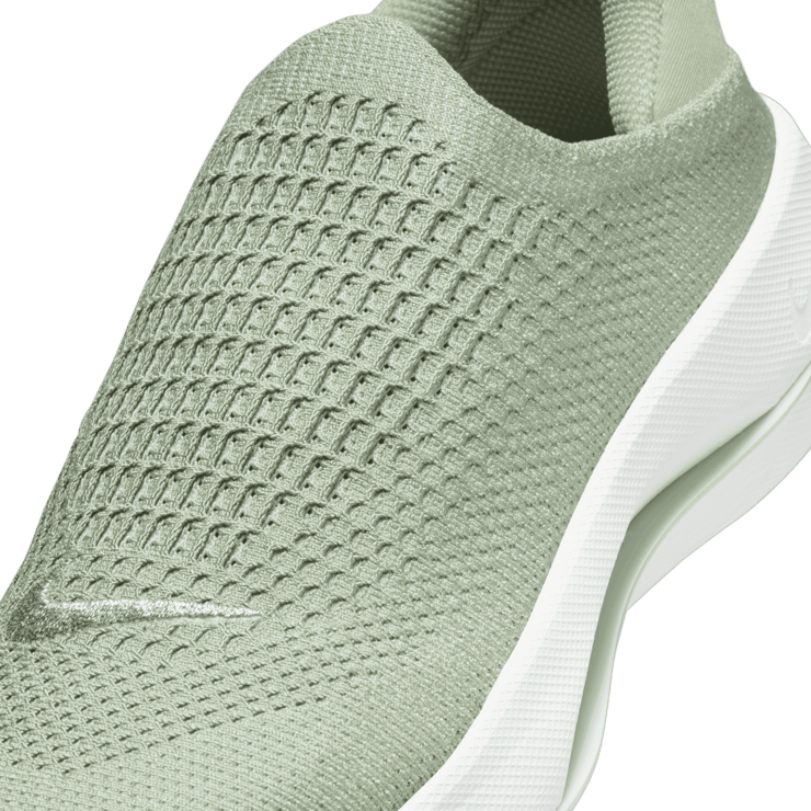 Nike Reina EasyOn Angle 4