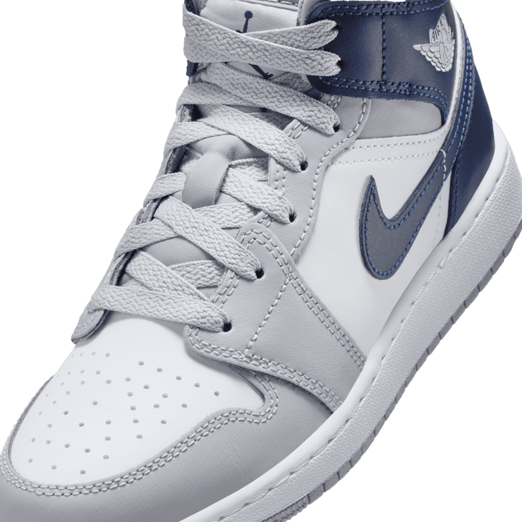 Air Jordan 1 Mid 'Wolf Grey Midnight Navy' (GS) Angle 4