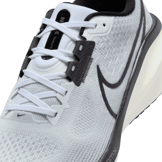 Nike Vomero 17 Road (Extra Wide) Angle 4