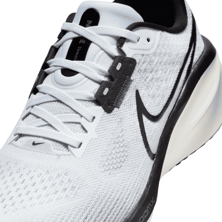 Nike Vomero 17 Road (Extra Wide) Angle 4