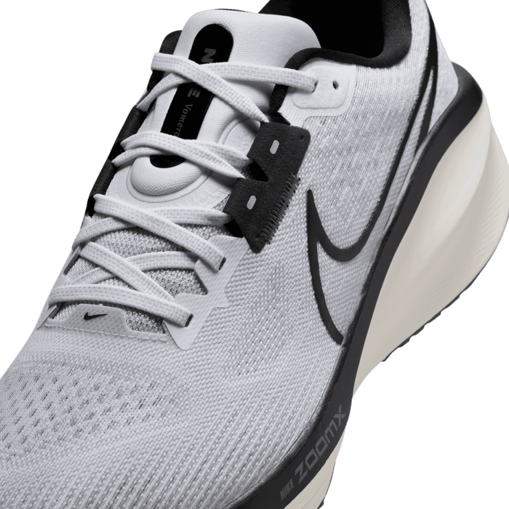 Nike Vomero 17 Road Angle 4