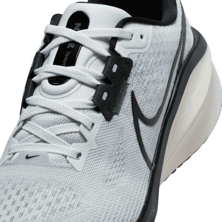 Nike Vomero 17 Road Angle 4