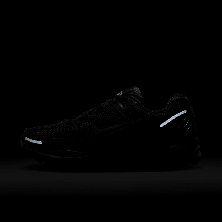 Nike Zoom Vomero 5 Triple Black (W) Angle 8