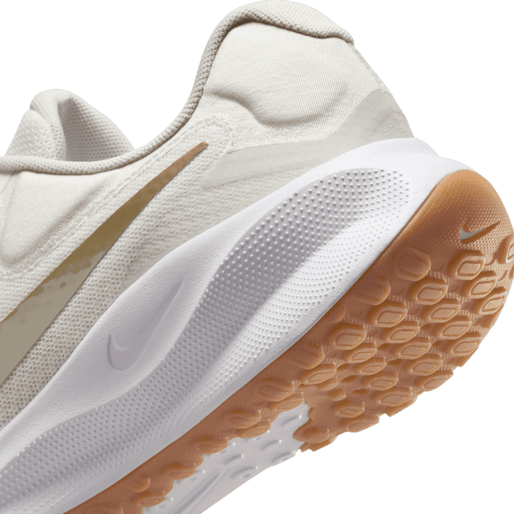 Nike Revolution 7 Road Angle 5