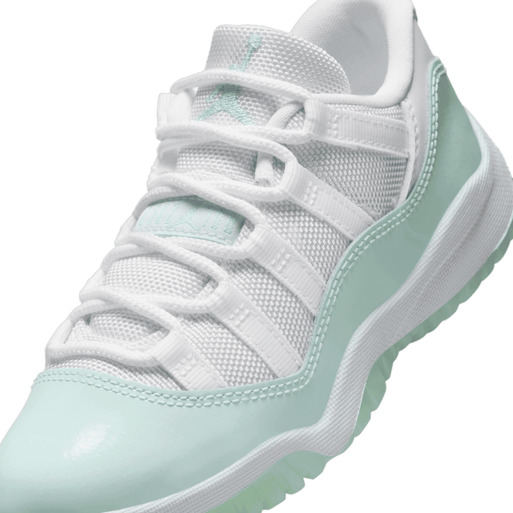 Air Jordan 11 Retro Low Igloo (PS) Angle 4