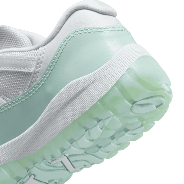 Air Jordan 11 Retro Low Igloo (PS) Angle 5