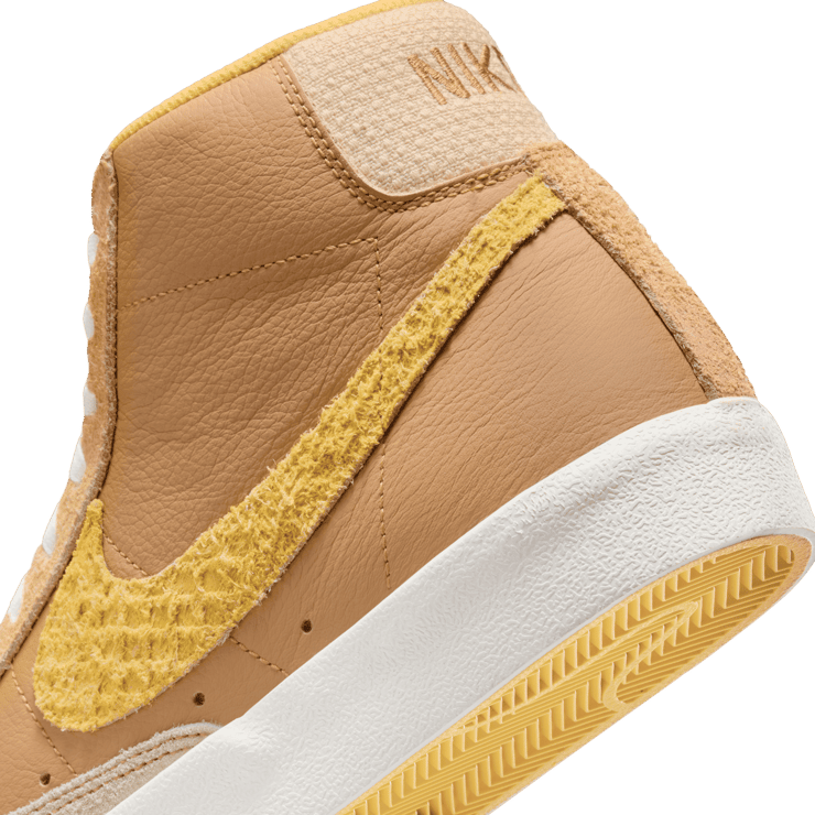Nike Blazer Mid 77 Waffle 2.0 Angle 5
