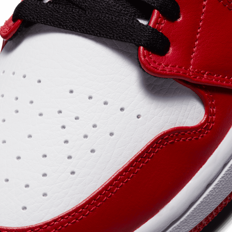 Air Jordan 1 Mid Chicago Angle 4