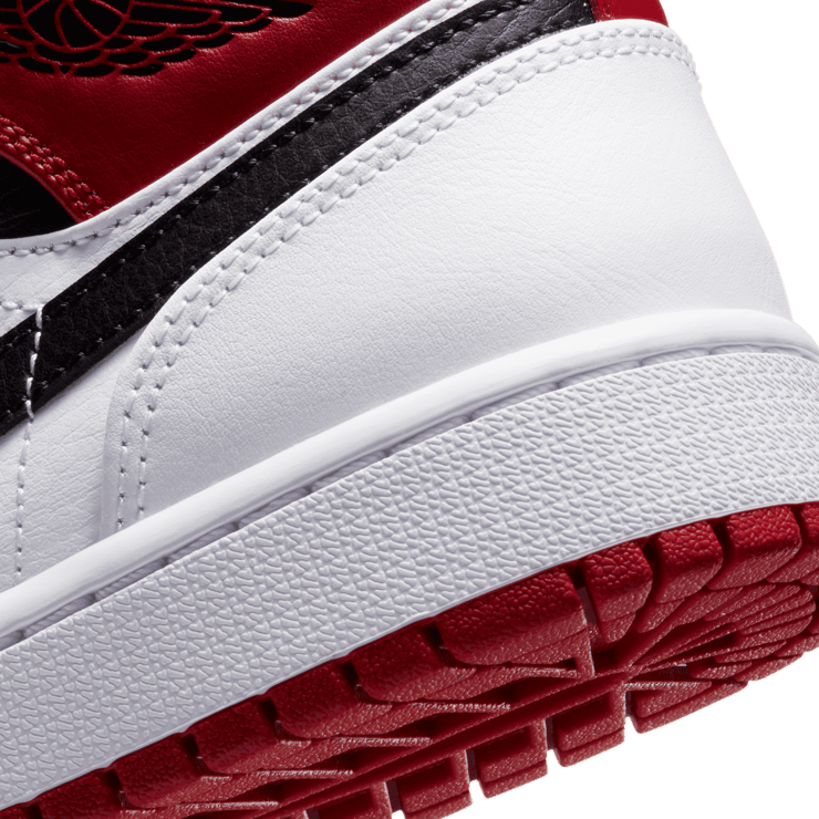 Air Jordan 1 Mid Chicago Angle 5