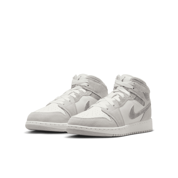 Air Jordan 1 Mid SE (GS) Angle 2