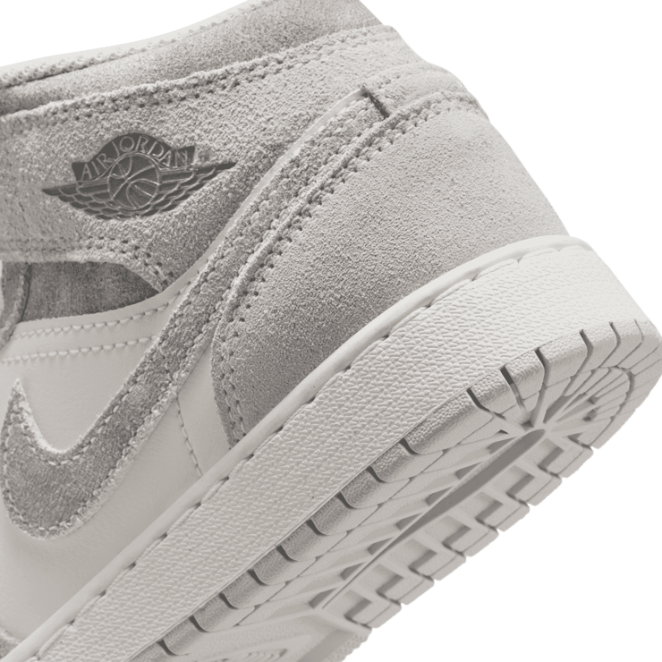 Air Jordan 1 Mid SE (GS) Angle 5
