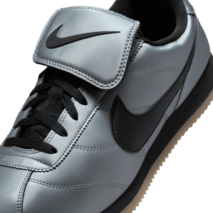 Nike Cortez SE Metallic Cool Grey Black Angle 4