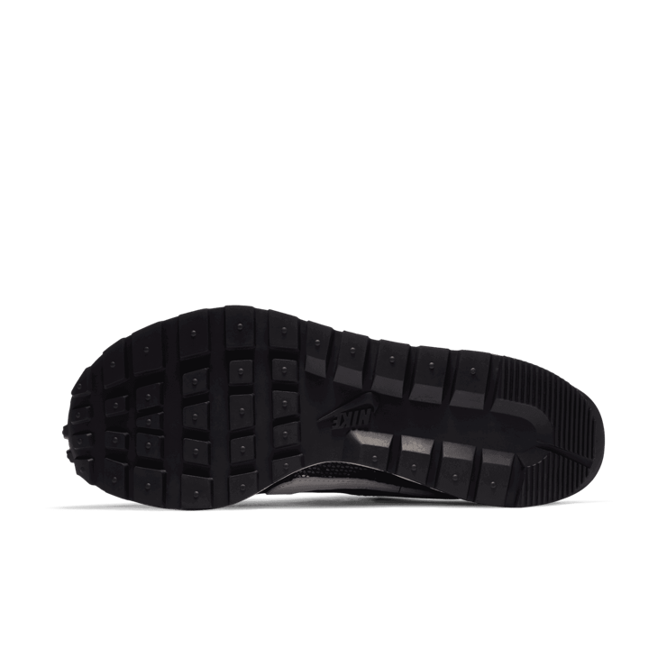 Nike Vaporwaffle sacai Black White Angle 0
