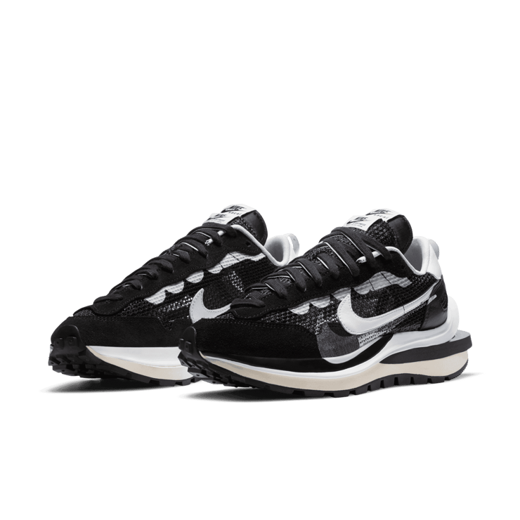 Nike Vaporwaffle sacai Black White Angle 2