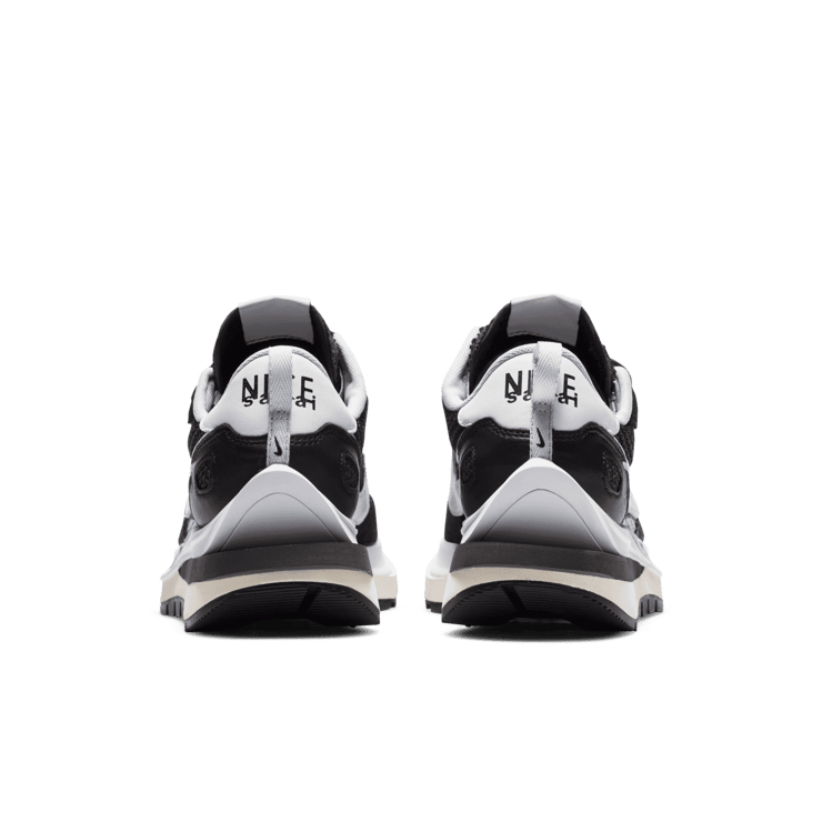 Nike Vaporwaffle sacai Black White Angle 3