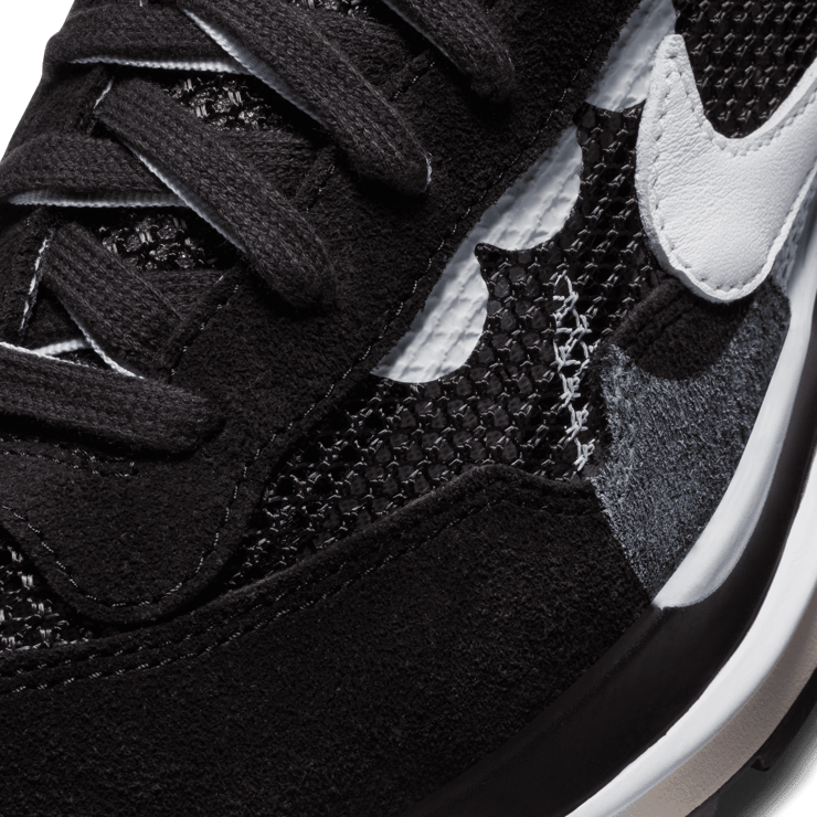 Nike Vaporwaffle sacai Black White Angle 4