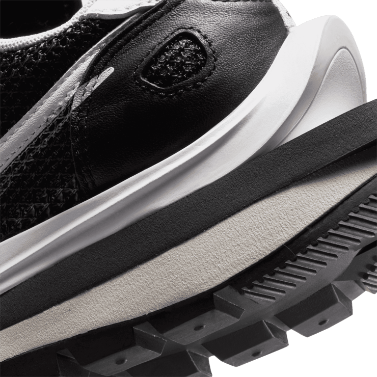 Nike Vaporwaffle sacai Black White Angle 5