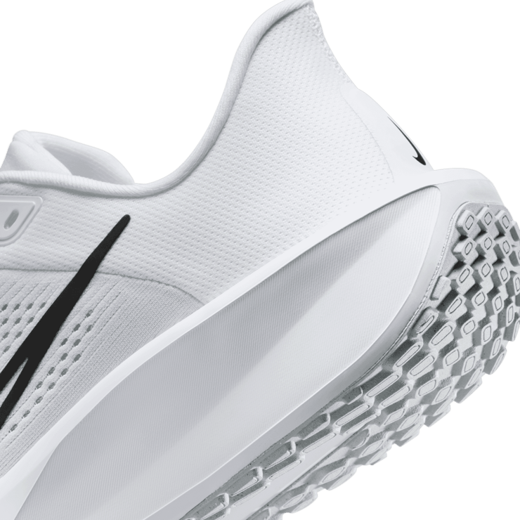 Nike Quest 6 Road Angle 5