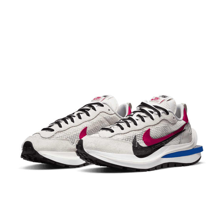 Nike Vaporwaffle sacai Sport Fuchsia Game Royal Angle 2