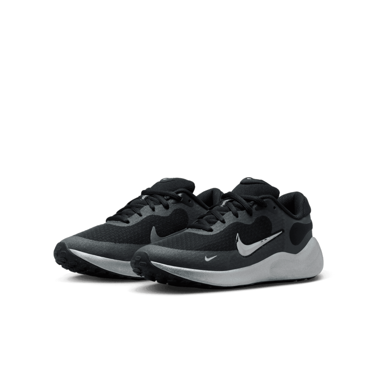 Nike Revolution 7 SE (GS) Angle 2