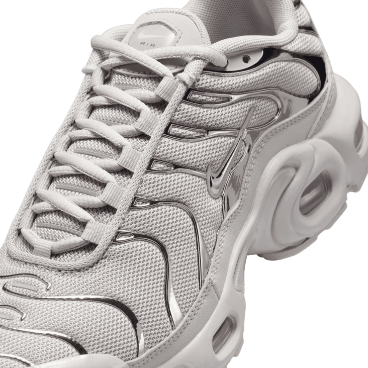 Nike Air Max Plus (GS) Angle 2