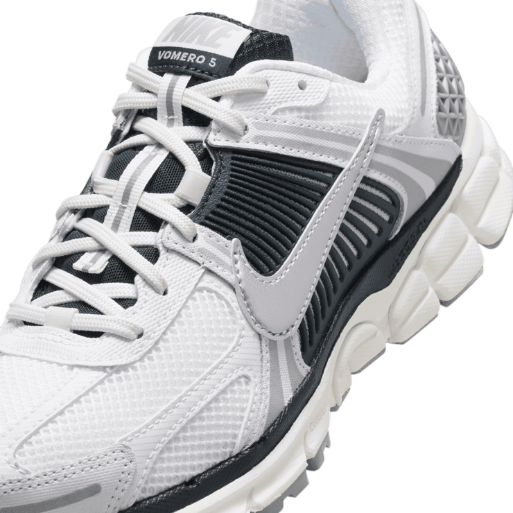 Nike Zoom Vomero 5 Angle 4