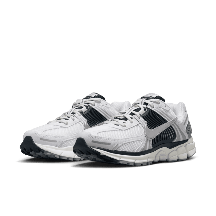 Nike Zoom Vomero 5 Angle 2