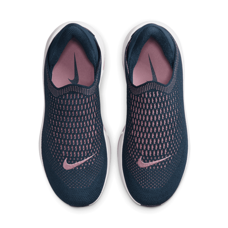 Nike Reina EasyOn Angle 1