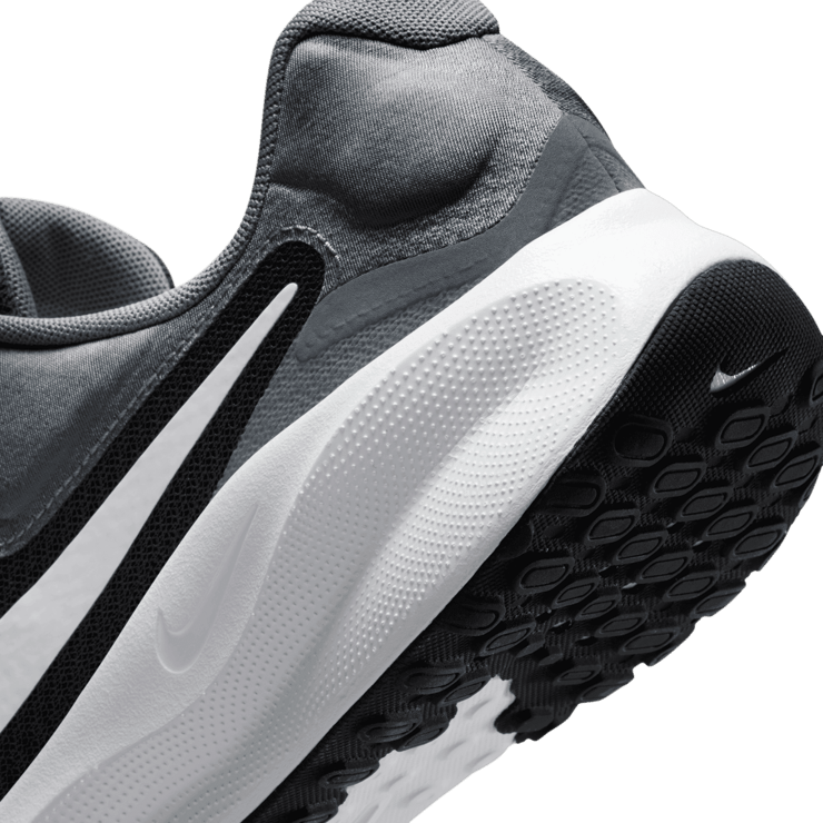 Nike Revolution 7 Road Angle 5