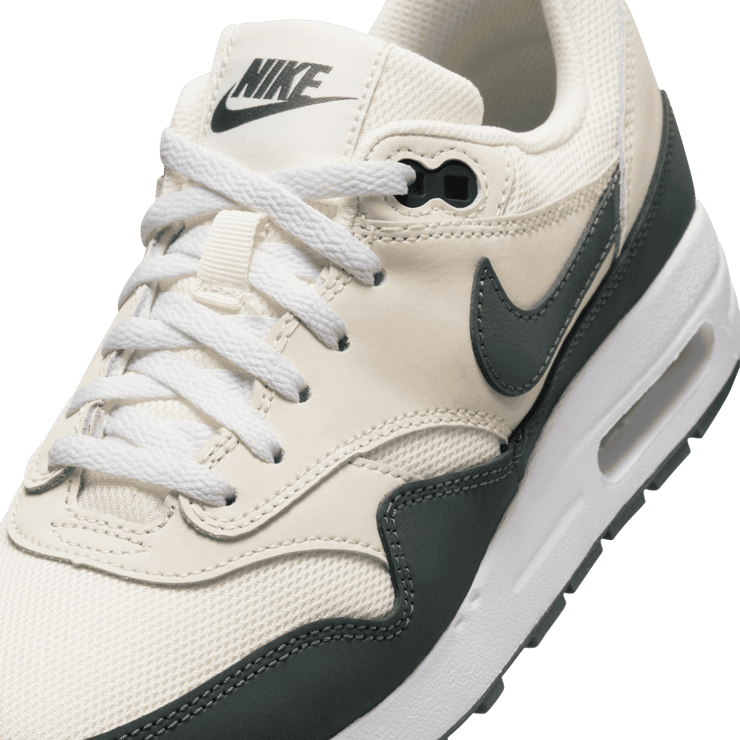 Nike Air Max 1 (GS) Angle 4