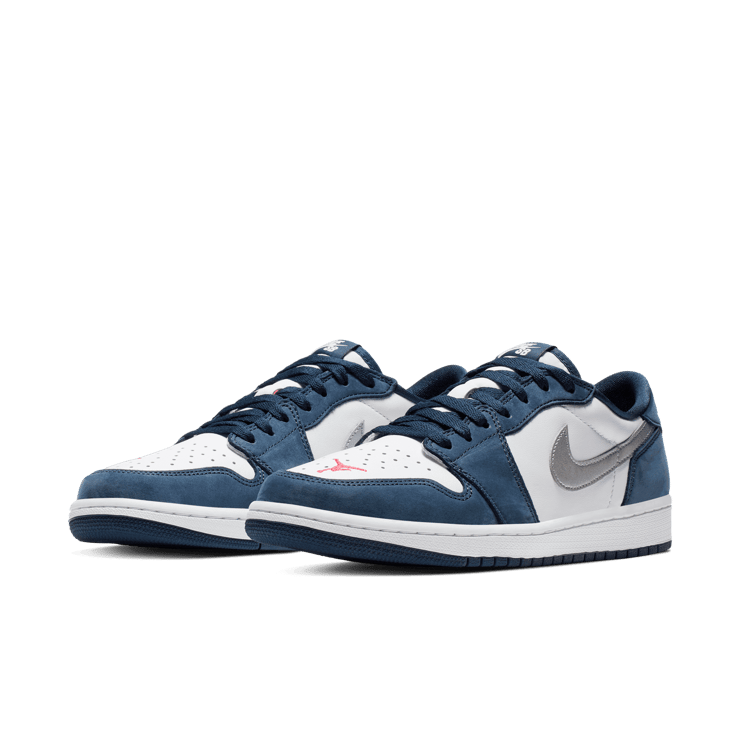 Jordan 1 Low SB Midnight Navy Angle 2