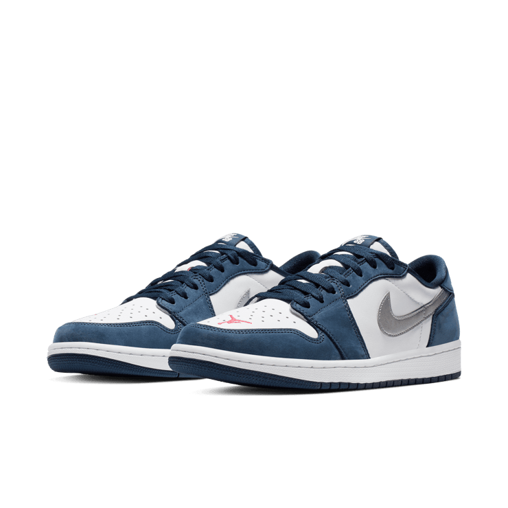Jordan 1 Low SB Midnight Navy Angle 2