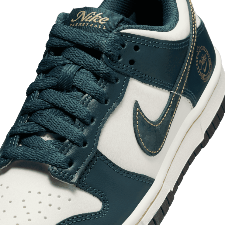 Nike Dunk Low (GS) Angle 4