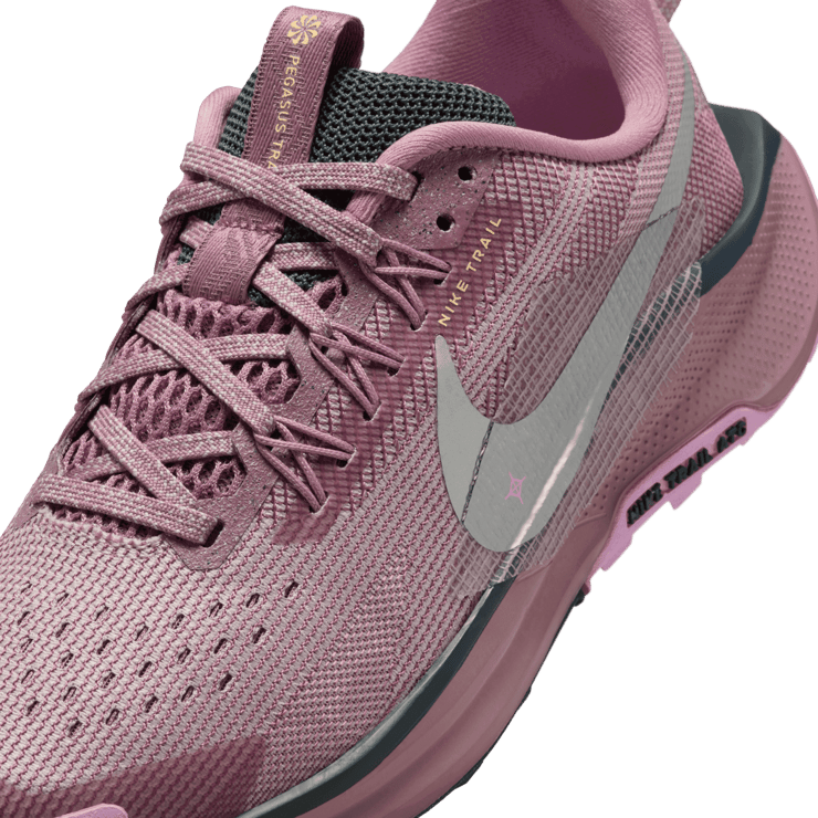 Nike Pegasus Trail 5 Trail (GS) Angle 4