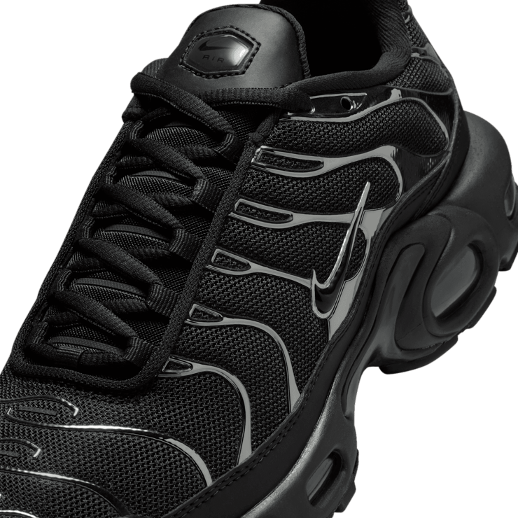 Nike Air Max Plus SE Angle 3