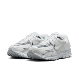 Nike Zoom Vomero 5 Chrome Toe (W) Angle 3