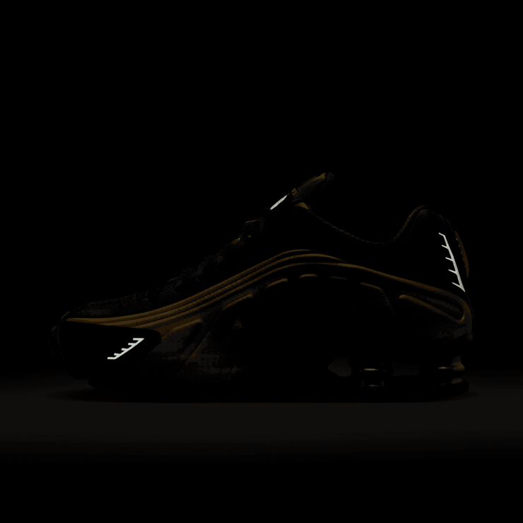 Nike Shox R4 'Black Metallic Gold' (W) Angle 9