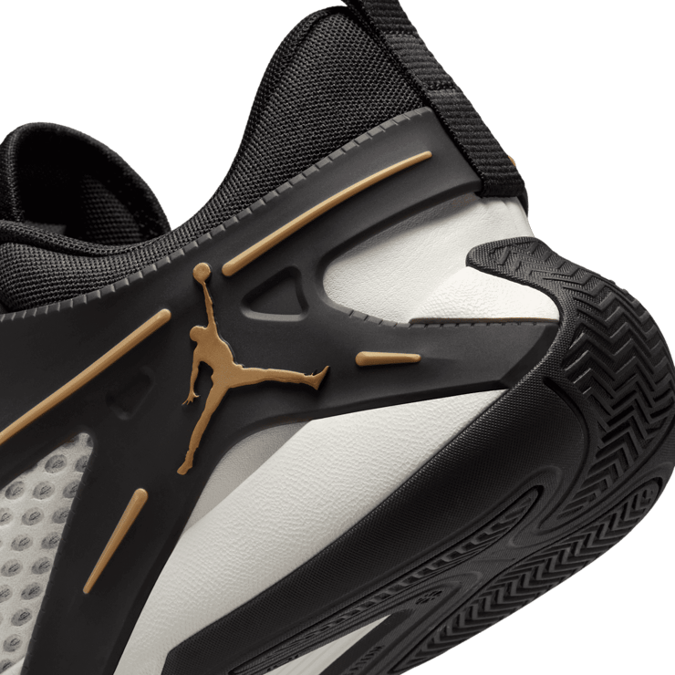 Jordan Heir Series "Classic" Basketball in Black | FQ3858-007 Angle 5