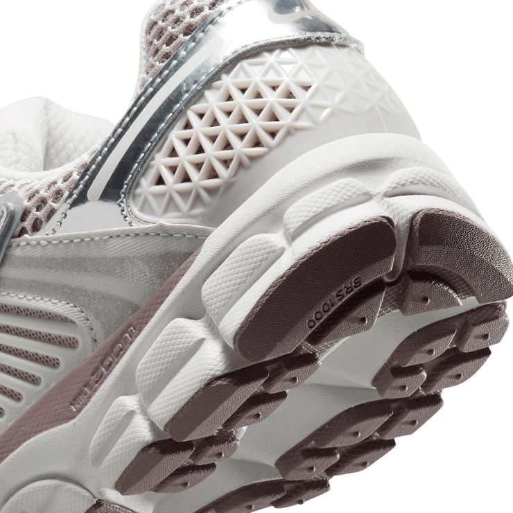 Nike Zoom Vomero 5 Vast Grey Taupe Grey (W) Angle 6
